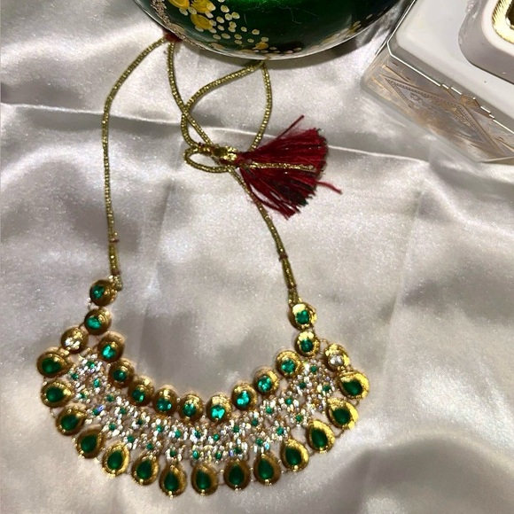 Luxurious Emerald and Gold Necklace - Picture 5 of 6